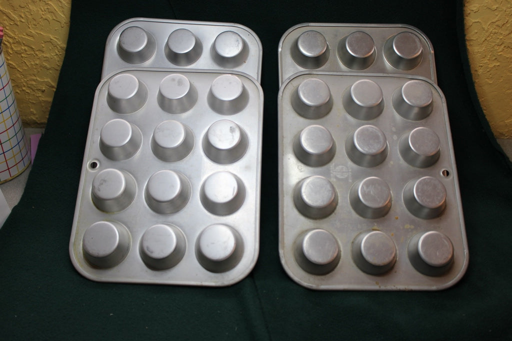 4 Mini Muffin Pans For the Kitchen baking pans  cooking ware baking  pre owned2