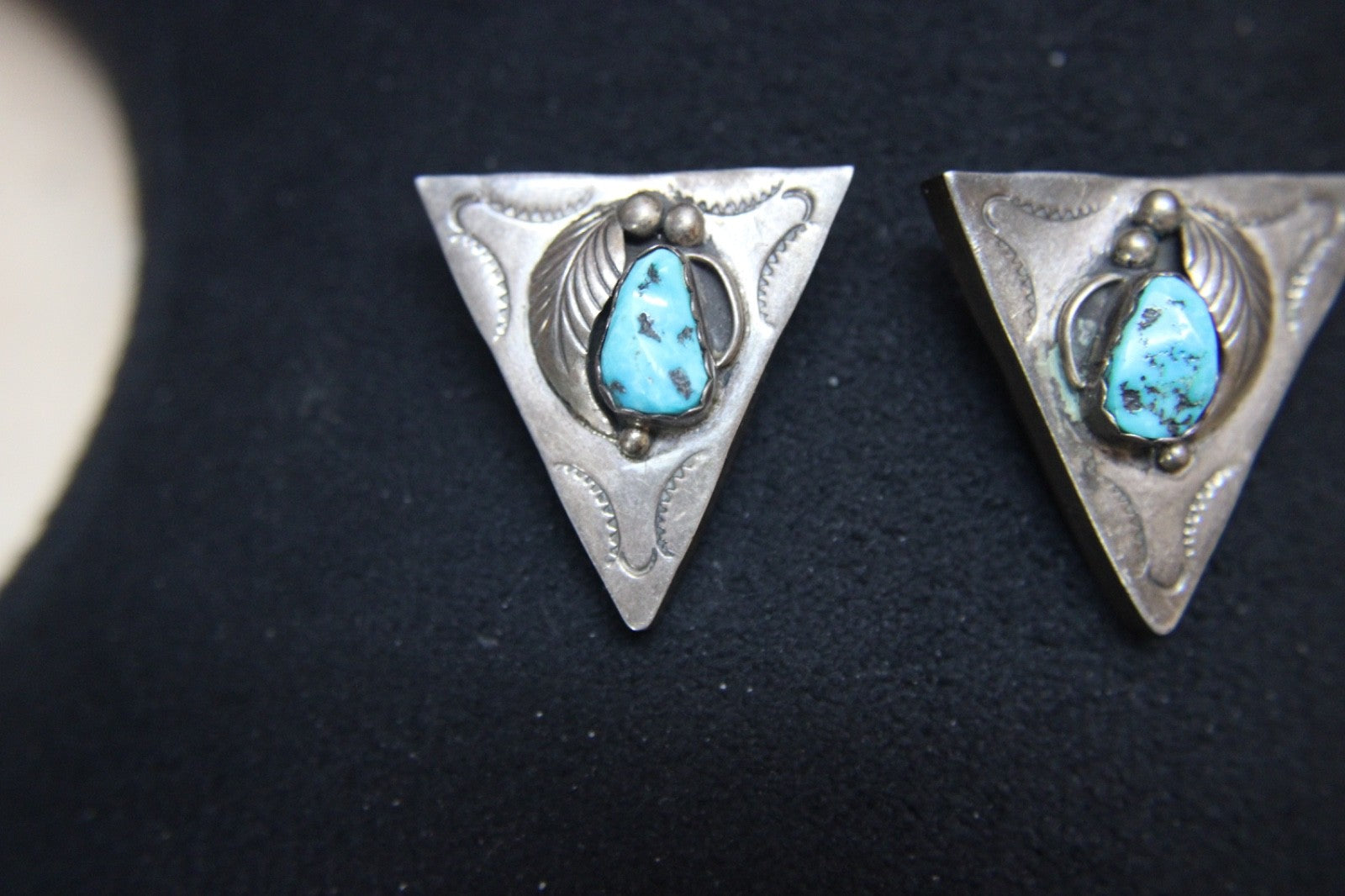 Collar Points 925 Sterling silver adorned with leaves and Turquoise nuggets OLD1