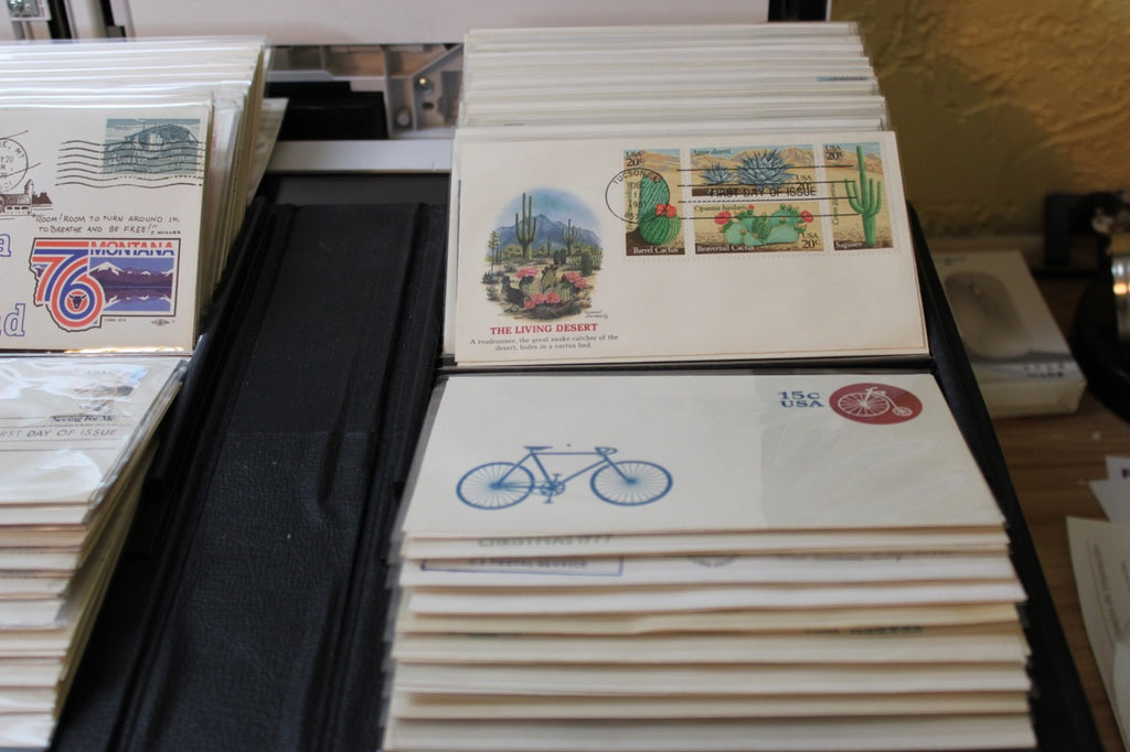 A PROFESSIONAL QUALITY ALBUM FULL OF 100 COVERS IN EXCELLENT CONDITION!3