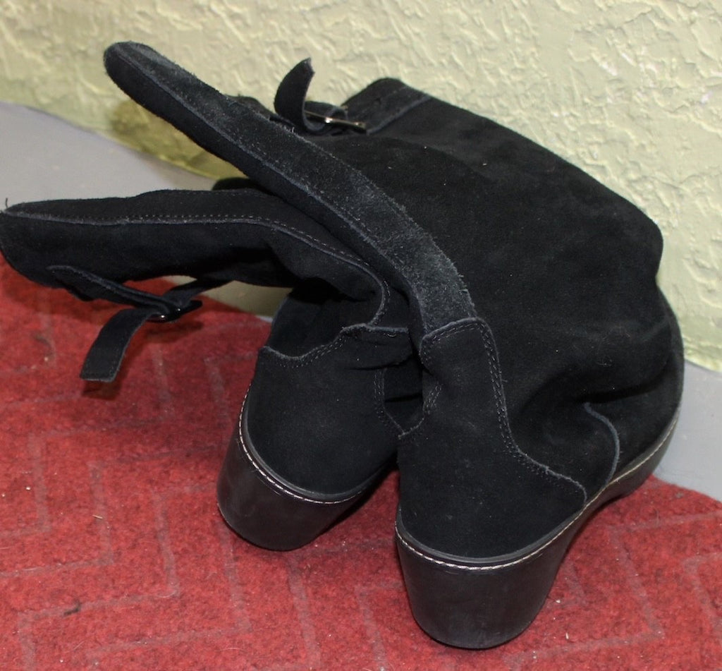 Ladies 15" Tall Black Crocs. Label Reads 08/10. W93