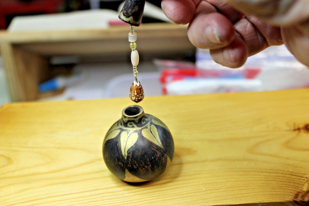 HEY, HERE I AM, LOOK AT ME, A LITTLE BLACK GOURD!! I HAVE A SURPRISE INSIDE,6