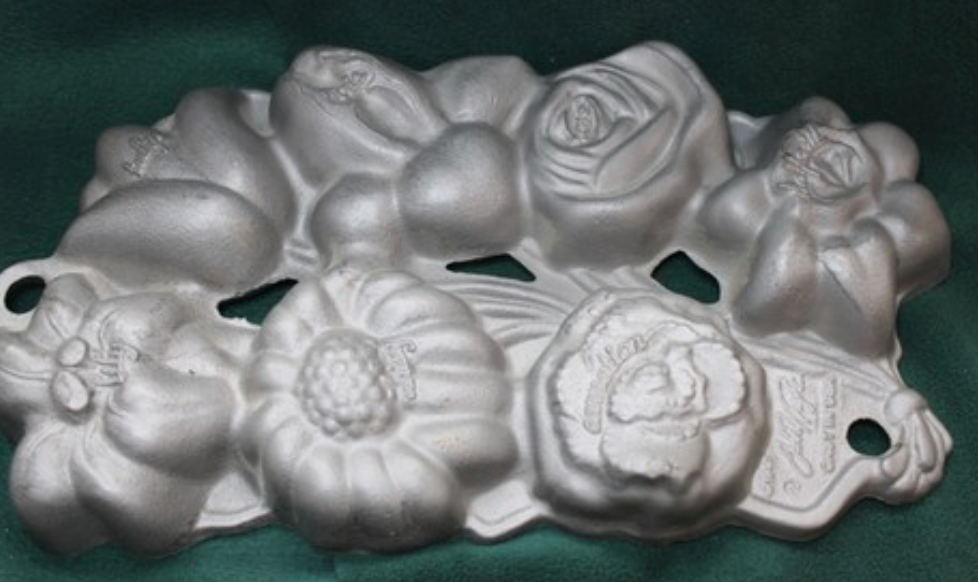 John Wright  Vintage floral baking pans  Kitchen Muffins or   Cornbread NEW2