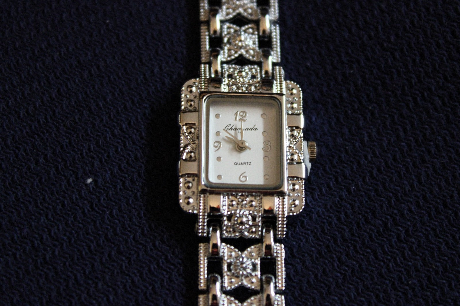 Ladies Glitzie Watch! Dainty sparkling all over A good time piece! W/new battery5
