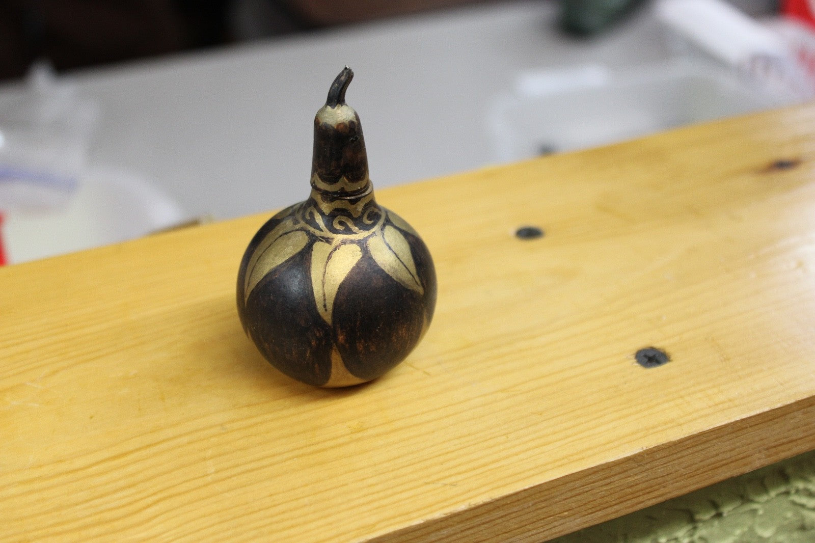 HEY, HERE I AM, LOOK AT ME, A LITTLE BLACK GOURD!! I HAVE A SURPRISE INSIDE,0