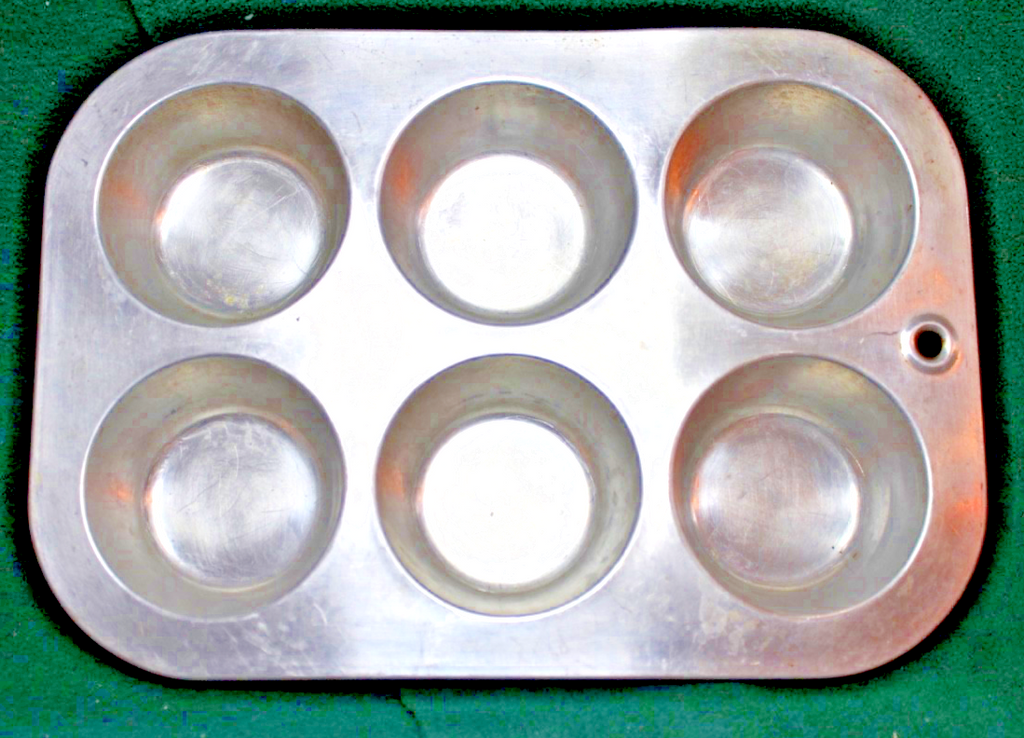 Muffin Pan For the Kitchen baking cooking  ware pre owned0