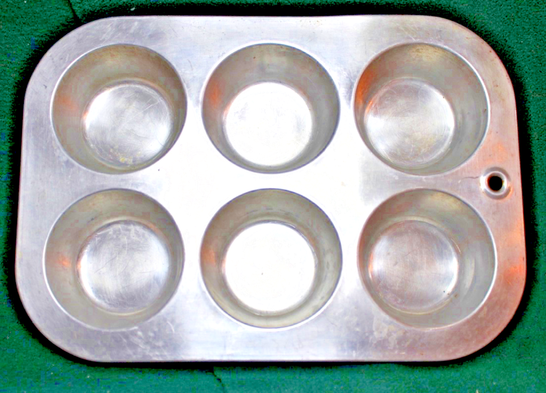 Muffin Pan For the Kitchen baking cooking  ware pre owned0