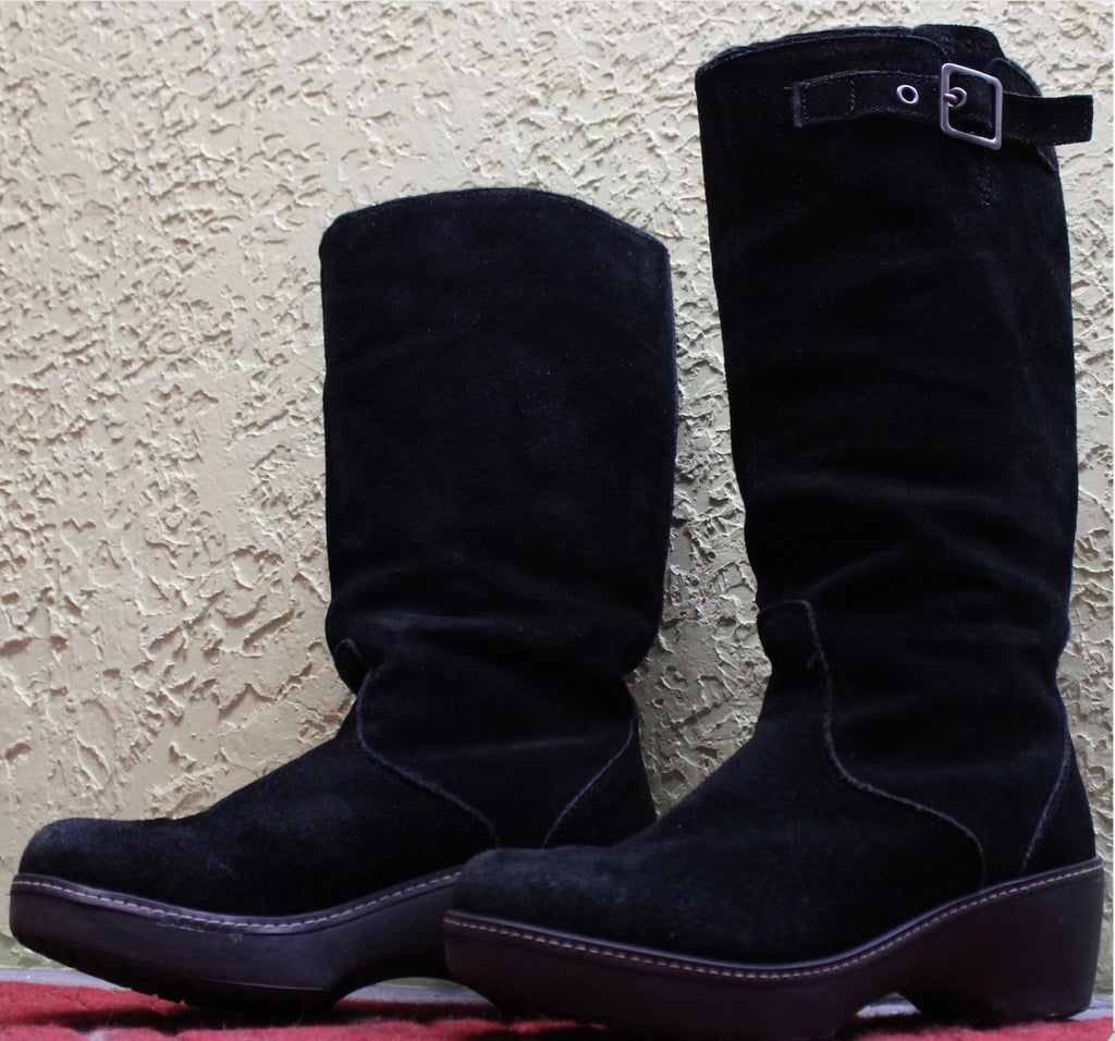 Ladies 15" Tall Black Crocs. Label Reads 08/10. W91
