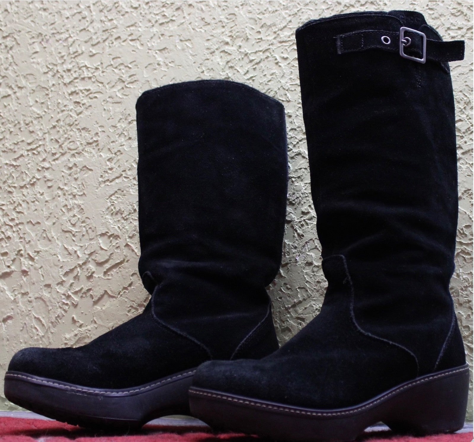 Ladies 15" Tall Black Crocs. Label Reads 08/10. W91