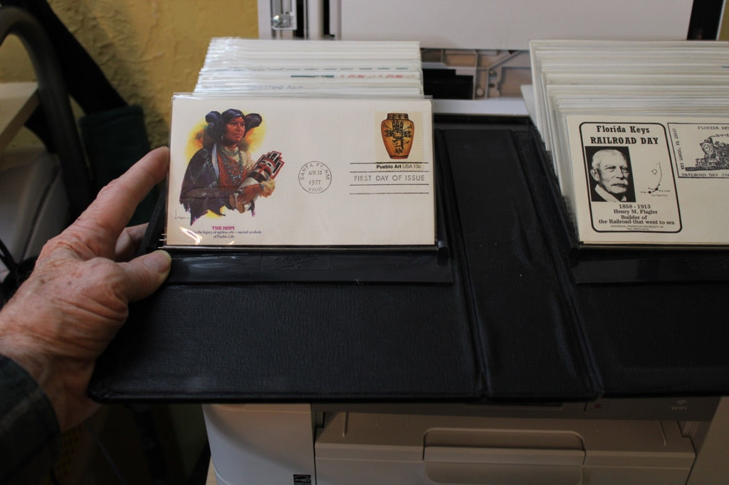 A PROFESSIONAL QUALITY ALBUM FULL OF 100 COVERS IN EXCELLENT CONDITION!1