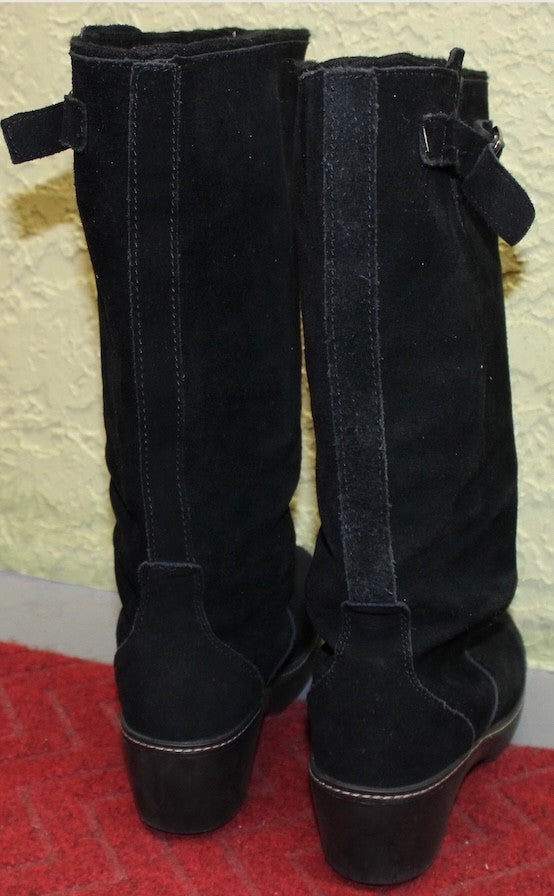 Ladies 15" Tall Black Crocs. Label Reads 08/10. W92
