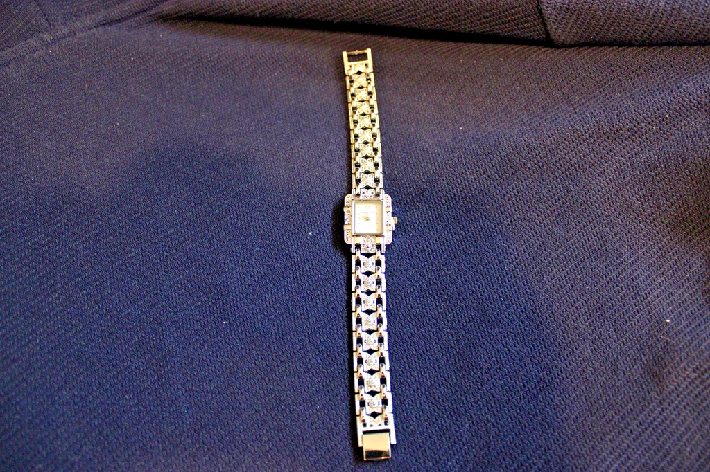 Ladies Glitzie Watch! Dainty sparkling all over A good time piece! W/new battery6