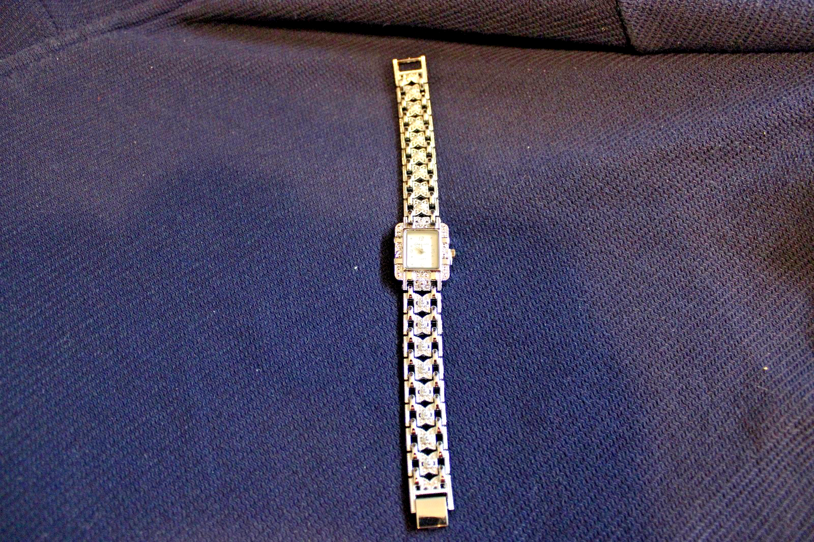 Ladies Glitzie Watch! Dainty sparkling all over A good time piece! W/new battery6