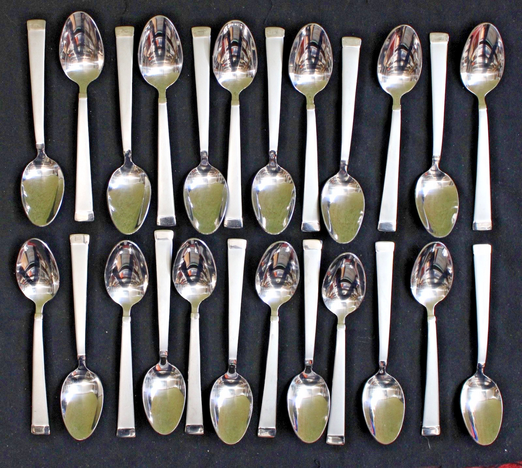 100 piece MIKASA TAYLOR FROST VINTAGE STAINLESS STEEL FROSTED HADLES FLATWARE1