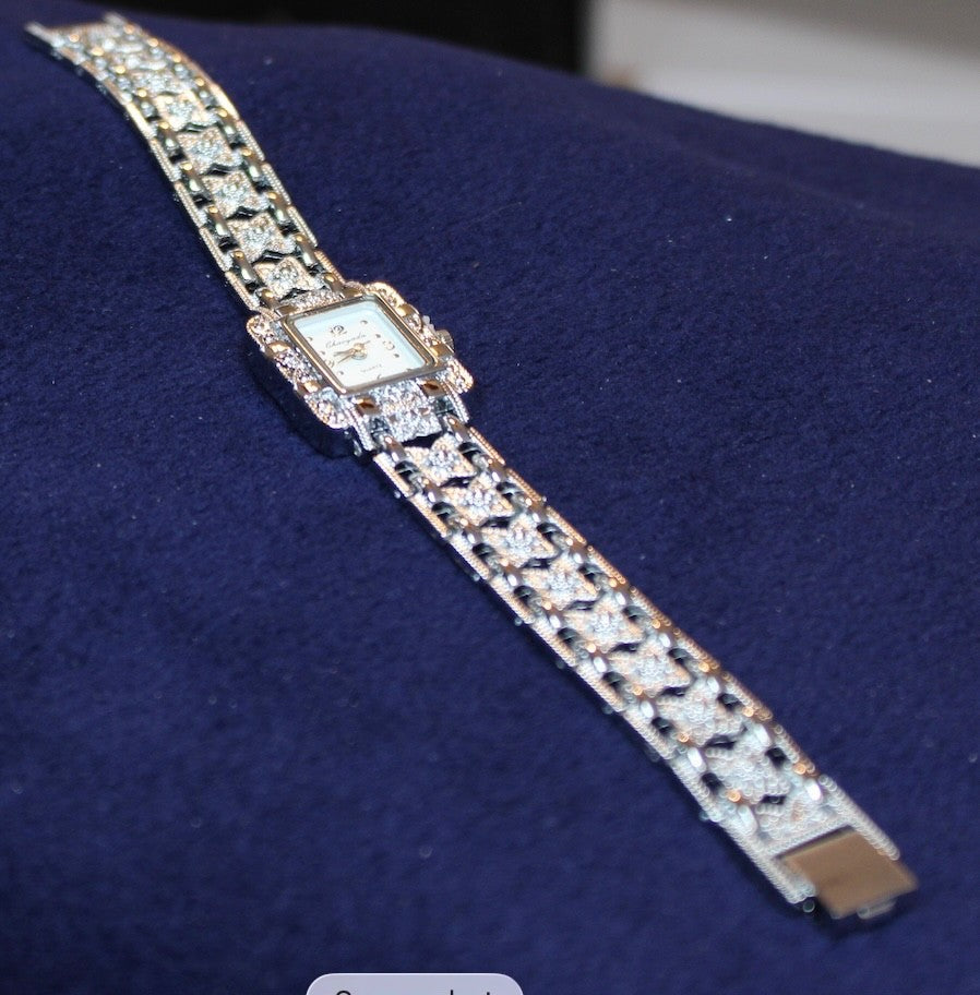 Ladies Glitzie Watch! Dainty sparkling all over A good time piece! W/new battery2